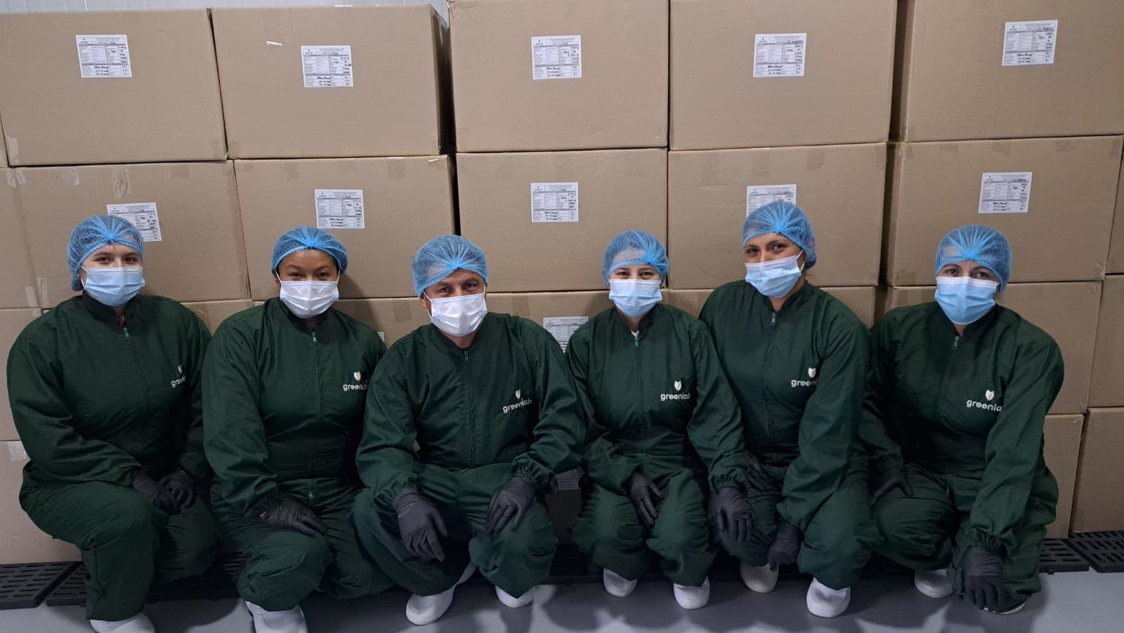 Mujeres cabeza de familia en el cultivo que abastece a Santiva